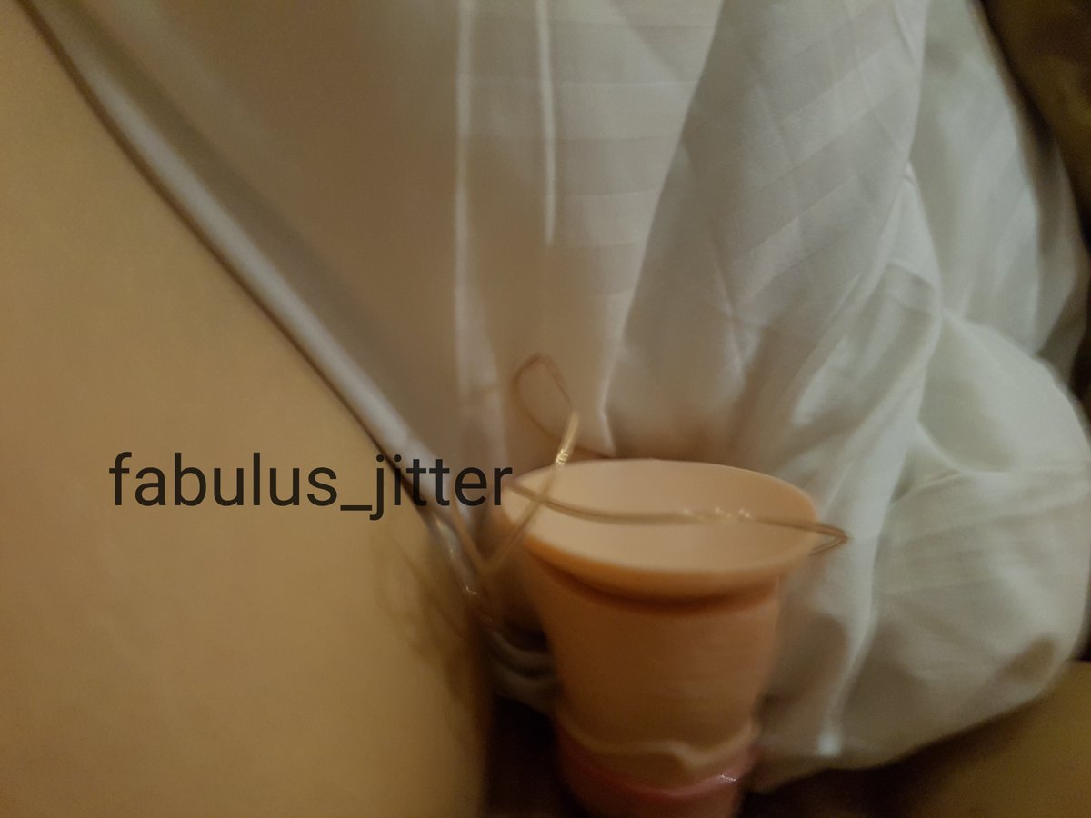 1차전 후..... 
비면 안된다고 대왕딜도를 삽입후  옆에 눕는 그녀.
#유부남 #유부녀 #일탈 #섹파 #딜도 #섹트