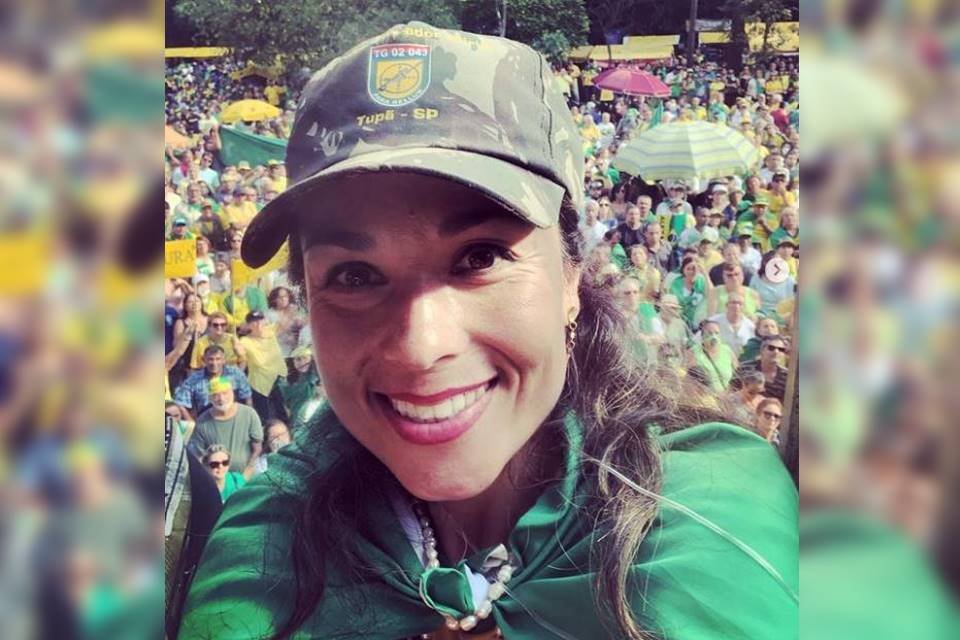 Essa é Klio Hirano, presa nesta quinta-feira (29). Ela estava acampada em frente ao QG do Exército em Brasília. Ela não teve tempo de responder a nenhum processo ou acusação. Simplesmente foi presa por participação em atos antidemocráticos nesta manhã.