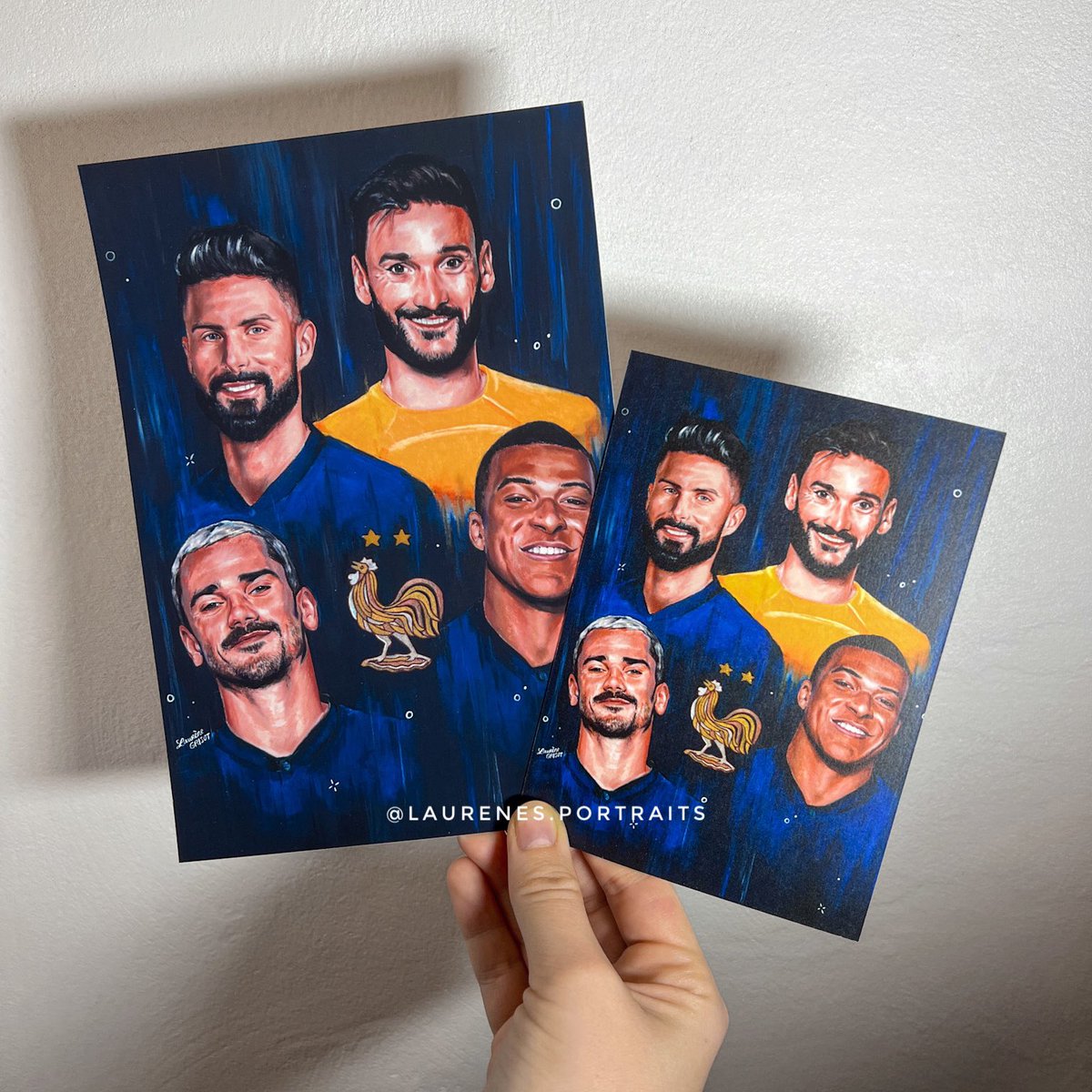Laureneg_25's tweet photo. CONCOURS
Pour clôturer cette année et vous remercier de me suivre, je vous fais gagner un tirage A5 de mon dessin de l’équipe de France 🥰

⭐️RT ce tweet 
⭐️S'abonner à mon compte

Le tirage au sort aura lieu le 2 janvier 2023, bonne chance à tous !🍀 https://t.co/36qHFmonsP