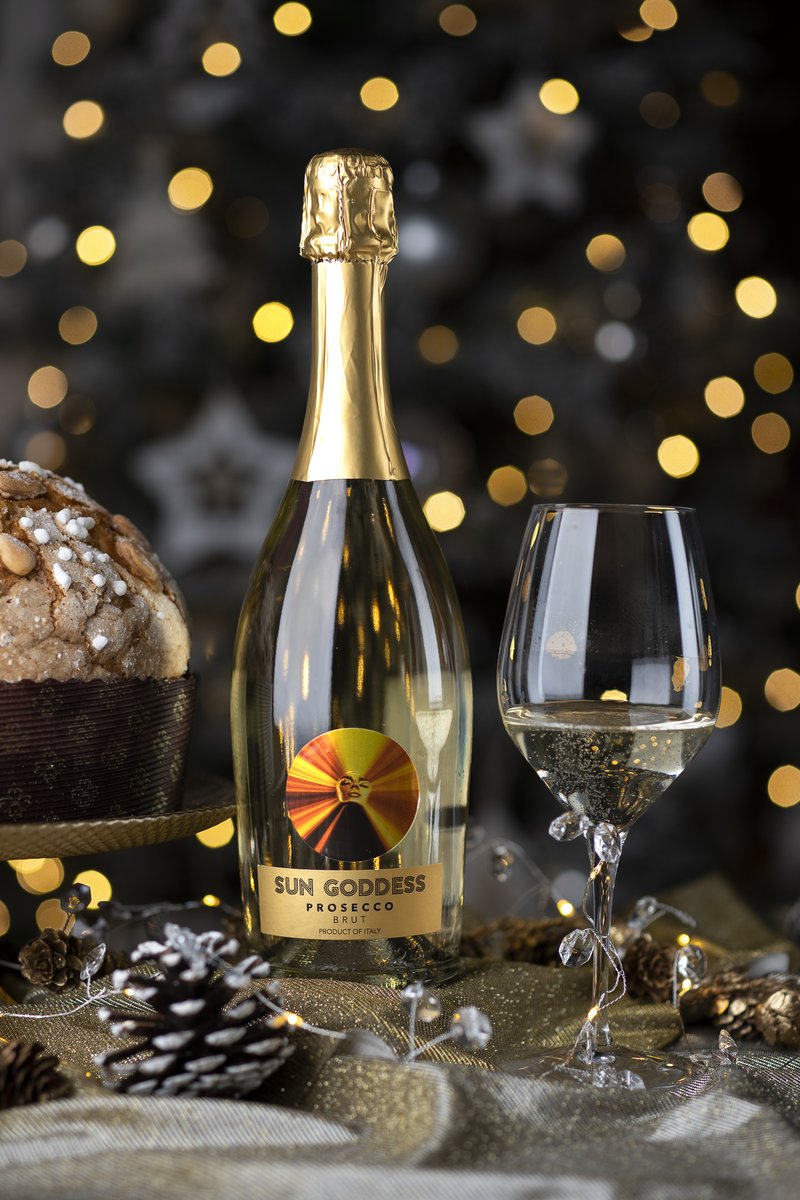 FantinelWinery's tweet photo. Holiday season is really magic with Sun Goddess #Prosecco 🌟
#SunGoddessWines by #MaryJBlige and #Fantinel
#sparklingwine #italianwine #celebrate #christmastime #cheers
Photo by @fabricegallina https://t.co/ZhT83HO1Mu