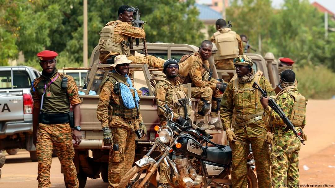 amba_newsline's tweet image. Another attempted coup in Burkina Faso?Authorities are probing a new attempt to #destabilizethe country.According to a military statement,among those being investigated for the recent incident are chief warrant officer Charles Neboa &amp;amp; sergeant Adama Traore. #France at work
