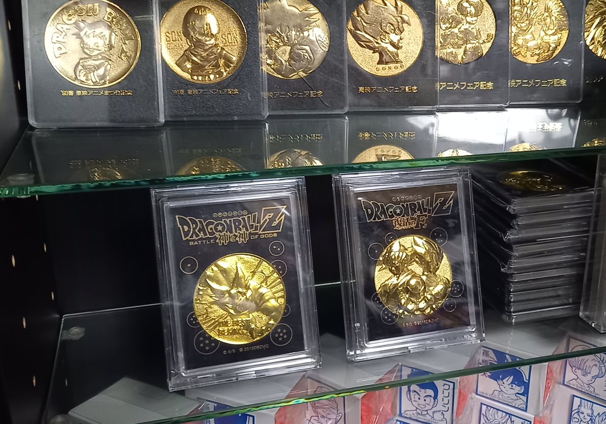 セリアの新商品「マイコレ・デコカードディスプレイスタンド」。本来の用途はデコったB8カードケースを収納して飾るってヤツだけど、過去の劇場版記念メダルがかなりしっくりくる！！  一回り大きくなって更に高級感が増した気がします。こりゃイイ！！過去の映画分買い ...