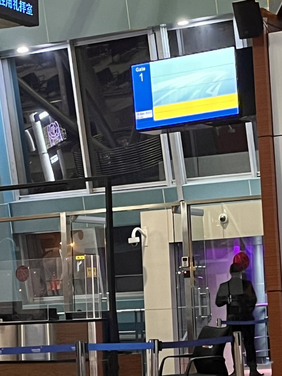 ykarina22's tweet photo. @airasia_indo pengumuman delay QZ240 ke 20.30 lalu sampai jam segini tidak jelas infonya sampai jadwal dari papan penerbangan saja hilang &amp; informasi pesawat di Gate aja hilang. Tolong kami penumpang diberi kejelasan dong https://t.co/rN5qioC6Eu
