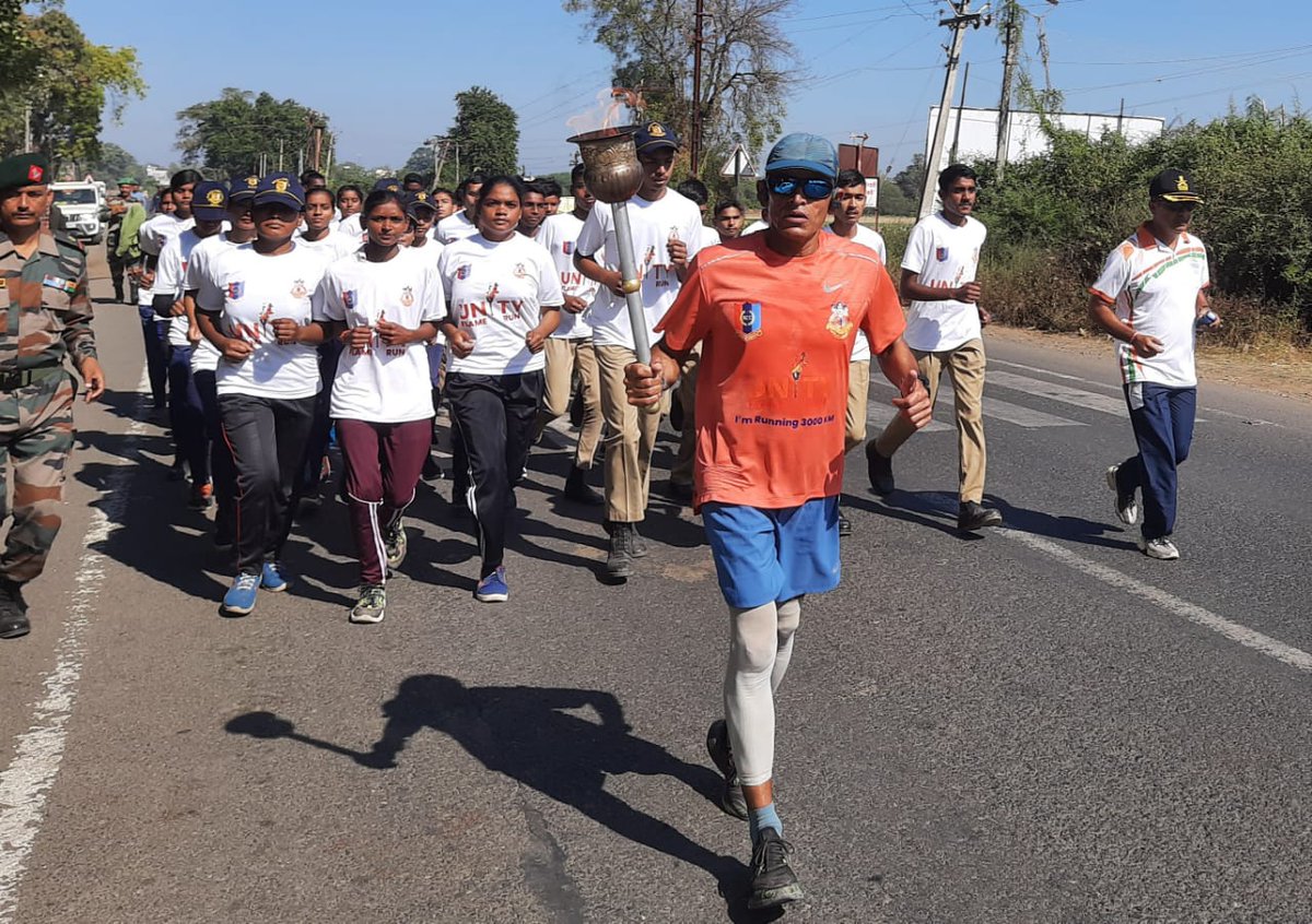 NBhopalgroup's tweet photo. #unityflame Run commenced from Kanyakumari on 20/11/22 and will reach Delhi on 18/01/23 after traversing a distance of 3000 kms.
While handling Unity Flame a Gaurd of Hon. was given to the Gp Cdr. Unity Flame Team presented Bhopal Gp Cdr, with momento.
@HQ_DG_NCC @NccDteMPCG https://t.co/FaCDYOb6lK