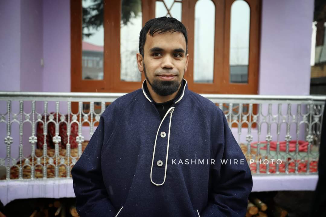 sheikhsabirr's tweet photo. InPictures: 26-year-old Syed Adil Zahoor from #Hajibal village of #Baramulla, who cracked the Indian Statiscal Service exam held by #UPSC. Only second #Kashmiri in nearly 30 years
πΈ :- Khan Aabid https://t.co/esebMCO4vq