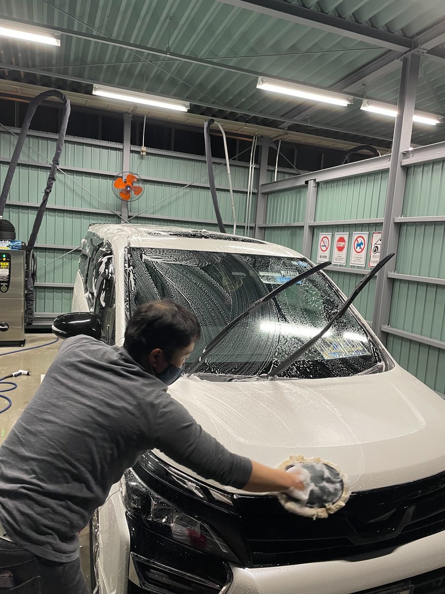 takuponss's tweet photo. 仕事&洗車納め😆
洗車集中してたので道具撮り忘れの為過去画🤣
普段顔出ししないけど真剣に洗ってたら隠し撮りされました🥺笑
ぬぬさんとこのPOML商品とSPLASHさんの商品、その他をフル活用✨
明日は内装やります😀
#洗車
#ぬぬふぁくとりー
#POML
#SPLASHADDICT https://t.co/wIn8lcJuSV
