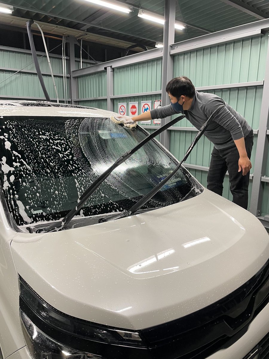 takuponss's tweet photo. 仕事&洗車納め😆
洗車集中してたので道具撮り忘れの為過去画🤣
普段顔出ししないけど真剣に洗ってたら隠し撮りされました🥺笑
ぬぬさんとこのPOML商品とSPLASHさんの商品、その他をフル活用✨
明日は内装やります😀
#洗車
#ぬぬふぁくとりー
#POML
#SPLASHADDICT https://t.co/wIn8lcJuSV