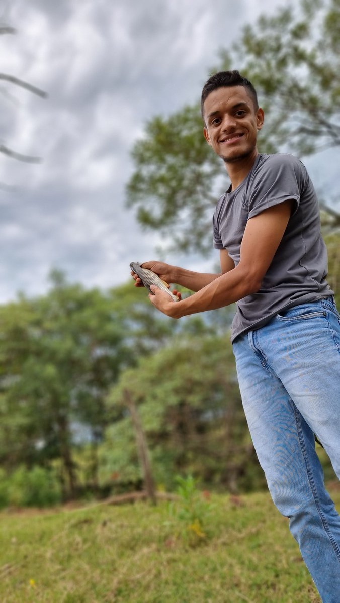 Andherluiz's tweet photo. Insistimos o dia todo, porém só o Kelwere pegou um piau. Tbm pegamos uns lambaris 😋... ai falaram pra gente ficar de noite... https://t.co/gyku2Jhpiu