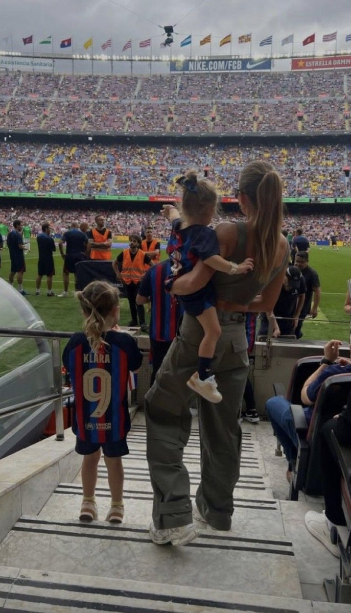 KaiaMS_'s tweet photo. Tía Liz nos llevo a mi y a Amaris a ver al Barça https://t.co/gtBLm7gnsj