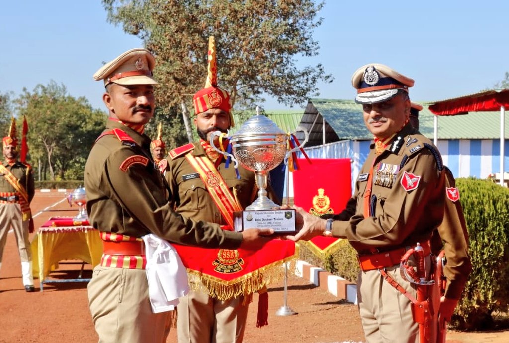SSB_INDIA's tweet photo. 36 Trainee officers of 26th AC(DE) Course passed out from SSB Academy, Bhopal today.
#DGSSB reviewed the Passing Out Parade and awarded the best Trainee officers.

@HMOIndia
@PIBHomeAffairs https://t.co/hlS5sB0NDQ