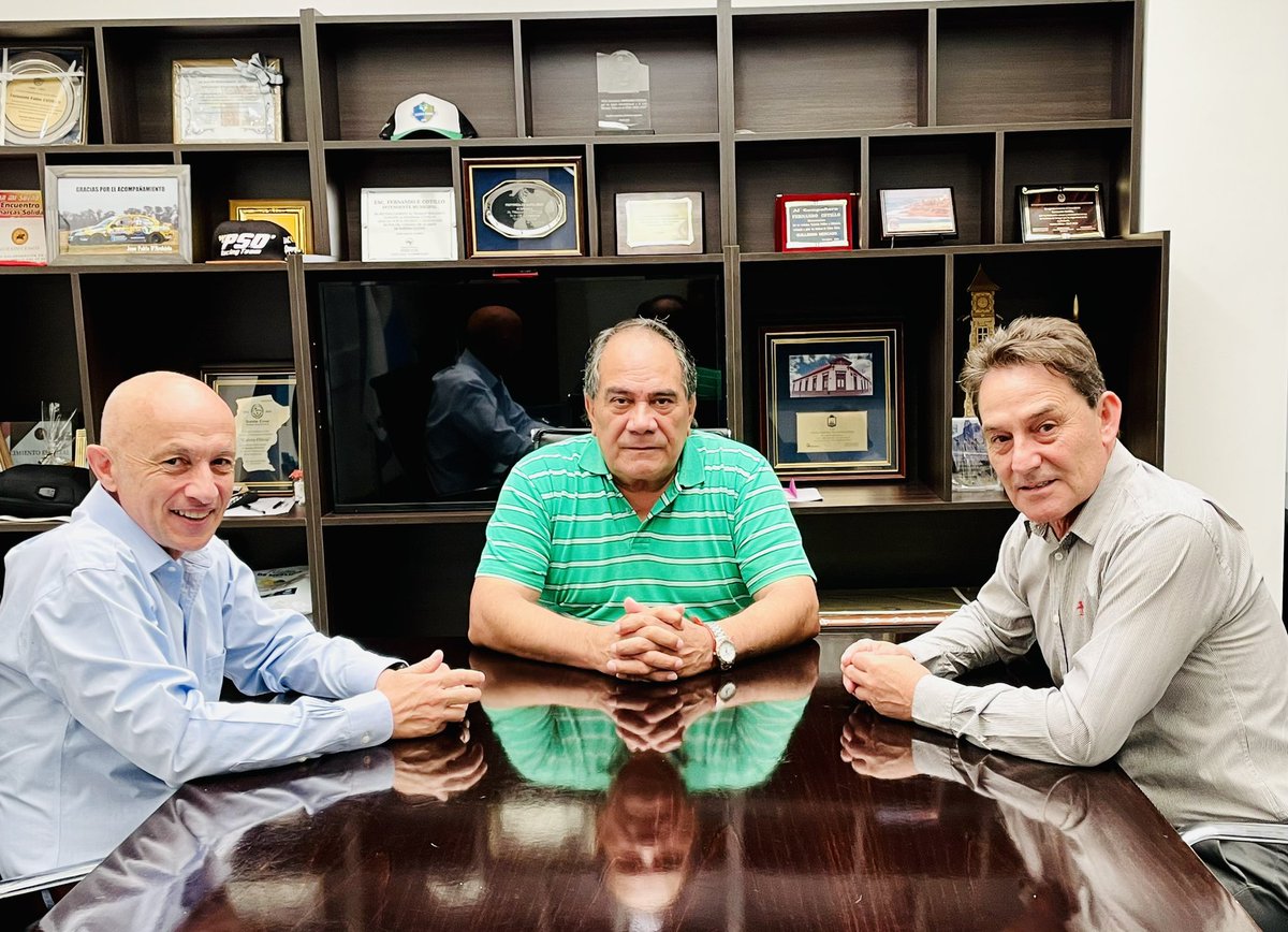 CotilloFernando's tweet photo. Nos reunimos con Julián Carrizo, Secretario General del SOEMCO, estuvimos haciendo un balance del año. 
Seguiremos trabajando en conjunto como lo hicimos hasta ahora, en beneficio de los compañeros municipales y de toda la comunidad. https://t.co/tLwpRMiicl