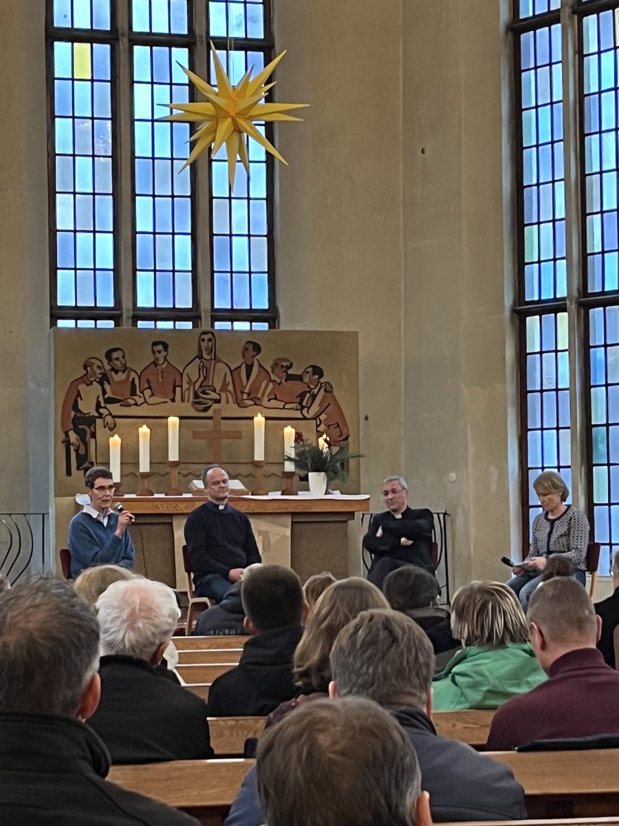 h4land's tweet photo. Die Sprachen sind sortiert…Menschen aus 12 verschiedenen Nationen sind unterm #Herrnhuterstern zusammengekommen & machen sich bei einem der zahlreichen Workshops in #taizerostock Gedanken zur #Ökumene & den Blick auf die anderen!
#Bonhoeffer: Kirche ist Kirche für andere!
#taize https://t.co/Inm5aEA5I5