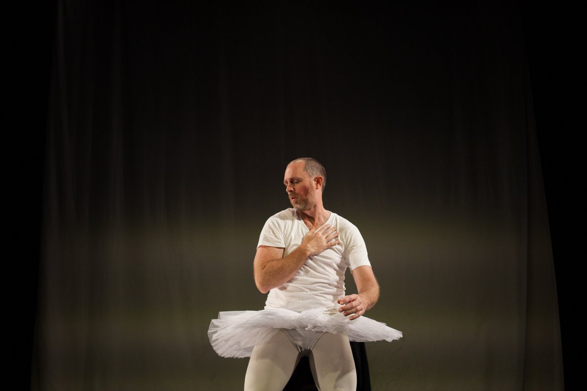 1mannutcracker's tweet photo. it's the final stretch!
thur, fri, sat, and mon at 7pm @ theater exile
https://t.co/2mcJyp4zDk
#onemannutcracker #nutcracker #phillytheatre #phillydance #dance #phillycomedy #comedy #ballet #phillyballet #philadelphiaballet #soloshow #christmasshow #philadelphia https://t.co/DbyCYOee8L