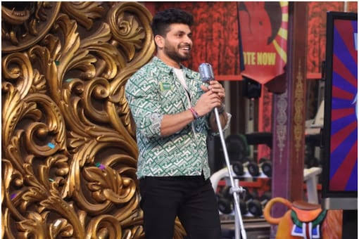 iamkhs5's tweet photo. *Zimedari nay usse uske sapne pure krne ka jazba diya 
*janta nay taali Baja kr brand banaya 
*toh hum kon hote haai kehne wale
*Gulaam nhi haai Raja haai woh kioki shiv thakrey haai woh ❤️

#ShivThakare #ShivRitians #shivrit #loveyoushiv #lionofbb16shiv #BB16 https://t.co/2FK0hzHNwX
