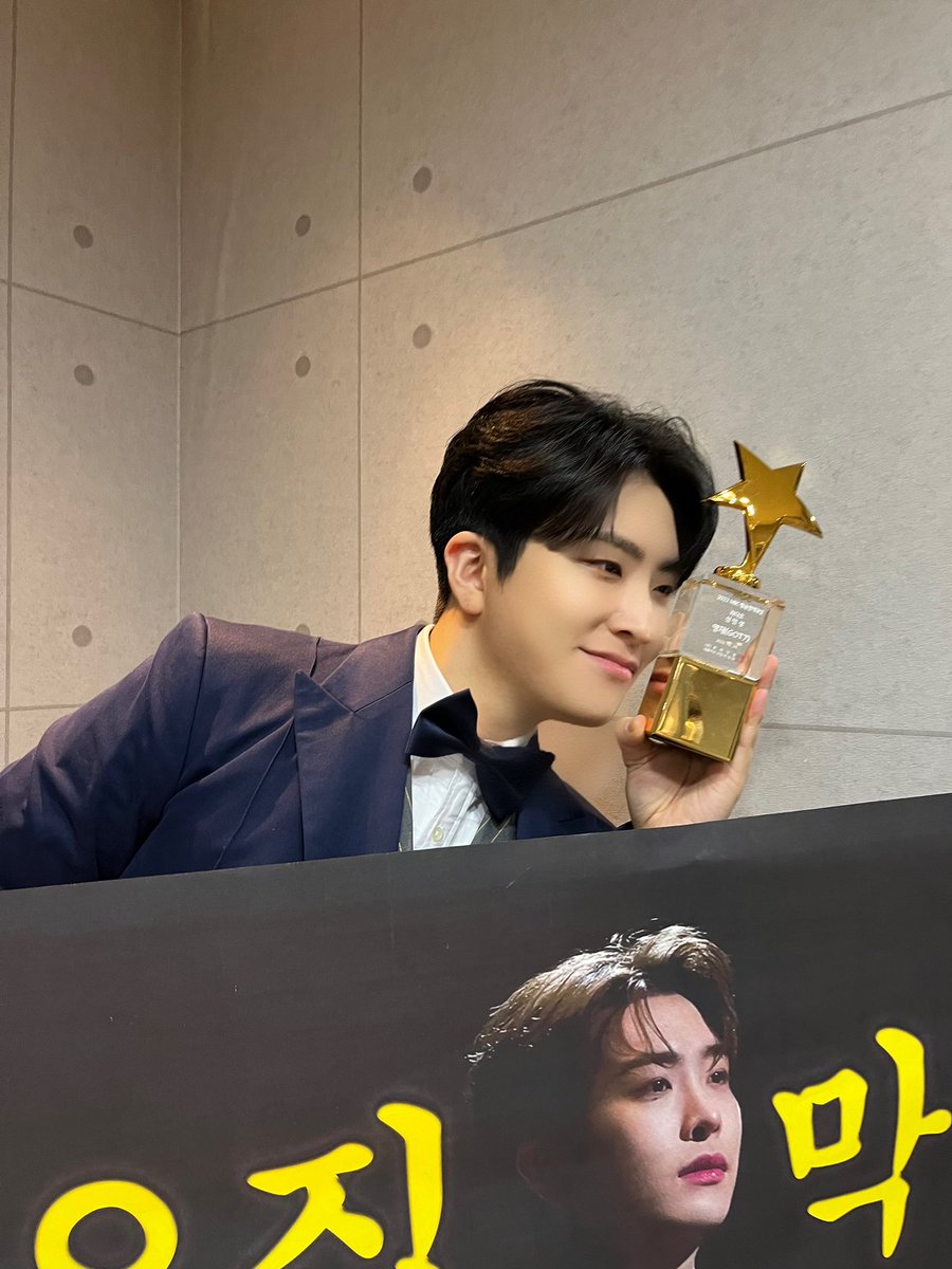 YOUNGJAExArs's tweet photo. [🏆]
2022 MBC 방송연예대상

라디오 DJ가 하고 싶다고 말하고 다니곤 했는데, 이렇게 좋아하고 사랑하는 일로 상을 받게 되어 진심으로 기쁩니다. 많은 사랑 주시는 소울메이트와 아가새 여러분 덕분에 이 상 받을 수 있게 된 것 같아 진심으로 감사드립니다💚

#영재 #YOUNGJAE
#2022MBC방송연예대상 https://t.co/T2wOXBVUrj