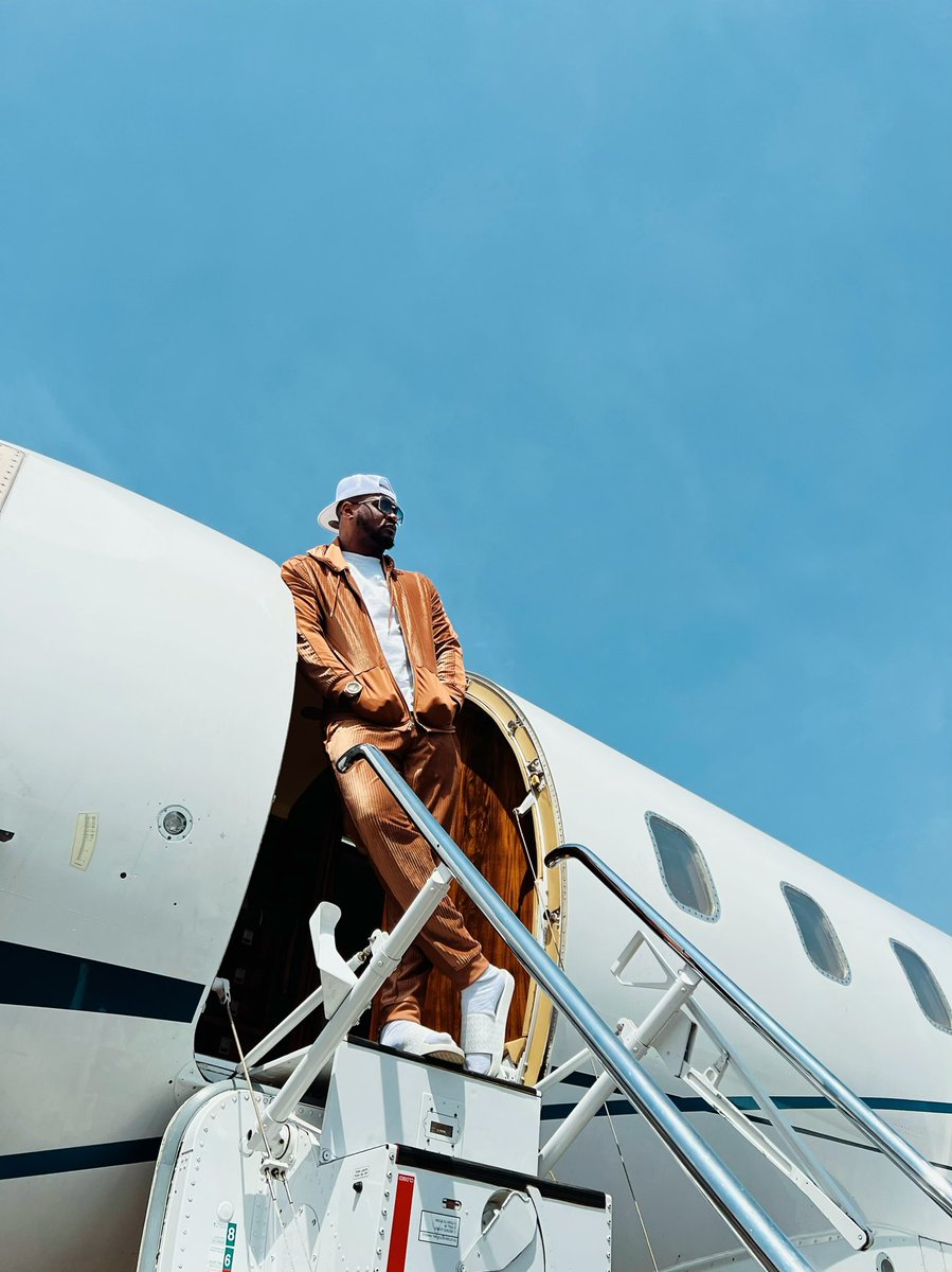 PeterPsquare's tweet photo. Because we are supporting @PeterObi suddenly PSQUARE’S  career is dead! 🤣😂PDAPC Mugus una no get shame!😂
Name one Artiste that is still selling out concerts around the world without new songs? Only PSQUARE” Shutting down Ghana tonight! Don’t worry election shall come to past. https://t.co/2cBmXgJluF