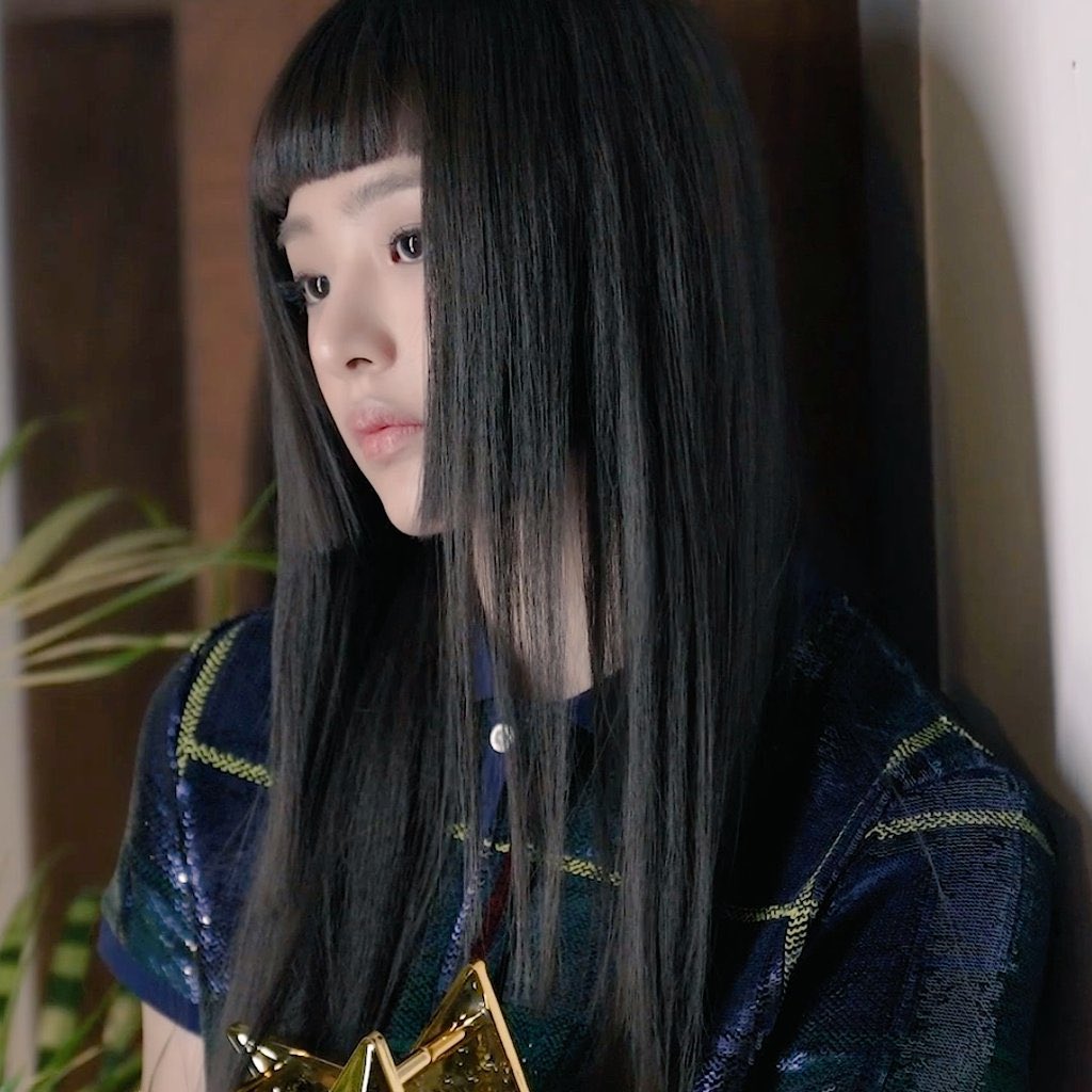 The key to rocking chopping bangs is confidence. 😎