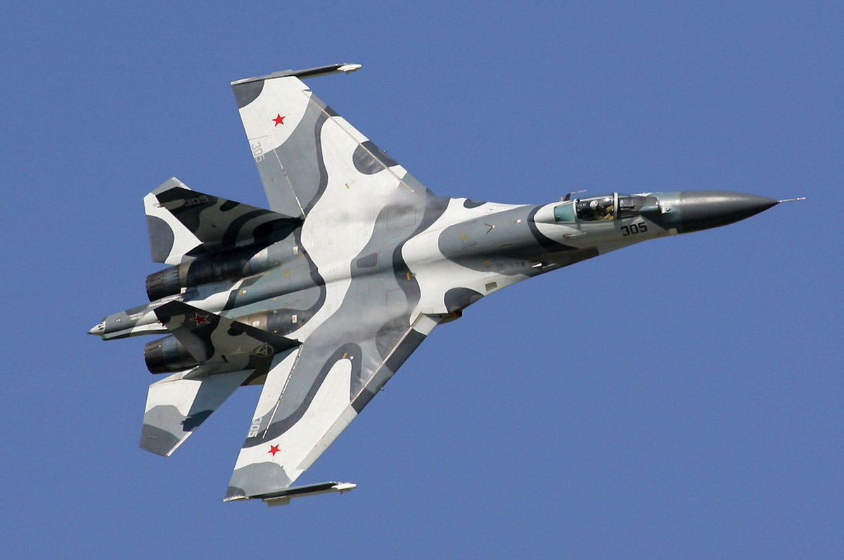uarealitynow's tweet photo. 🤡 Russia shot down its own SU-27 over Engels Airfield, mistaking it for a 🇺🇦 drone!

The base was put on full alert and the air raid sirens were on full blast; Russian defenders took their positions and fired a missile at their own killing the pilot! Bravo guys!

#UkraineWar https://t.co/fouhaPiESo