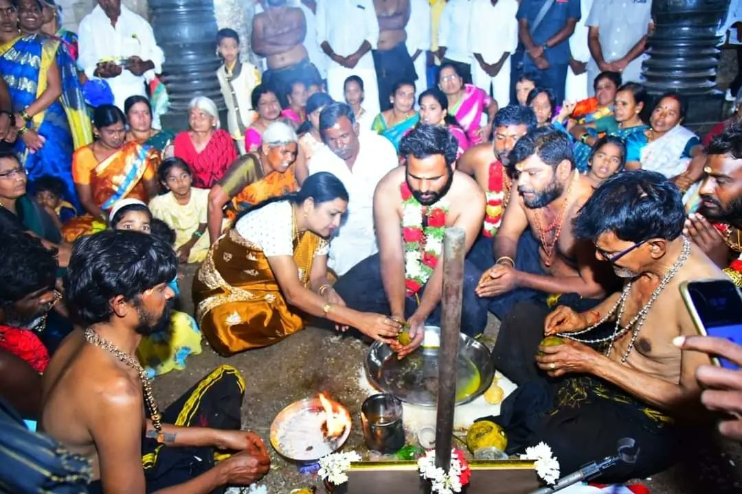 YoursBalaraju's tweet photo. నేడు‌ మా‌ స్వగ్రామం కంబదూరులో నిర్వహించిన నా ఇరుముడి కార్యక్రమంకు ముఖ్య అతిధిగా హాజరైన రాష్ట్ర స్త్రీ శిశు సంక్షేమ శాఖ మంత్రి వర్యులు శ్రీమతి కే.వి.ఉషాశ్రీచరణ్ అక్క గారు. https://t.co/1Z1dNwgy0u