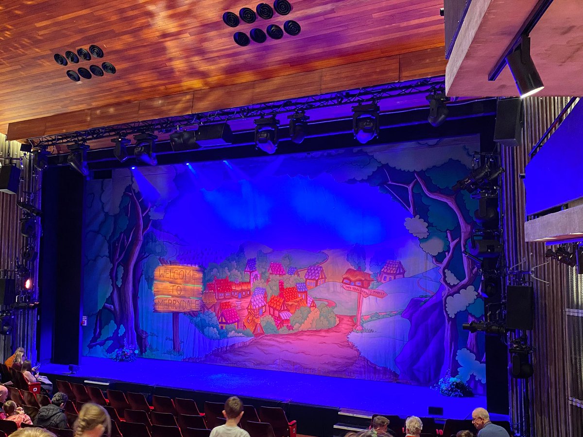 dave101x's tweet photo. Panto time! Bit of Jack and the Beanstalk at @YvonneArnaud Theatre to keep the festive vibes going a bit longer! @kataves https://t.co/CK3u8cHPsJ