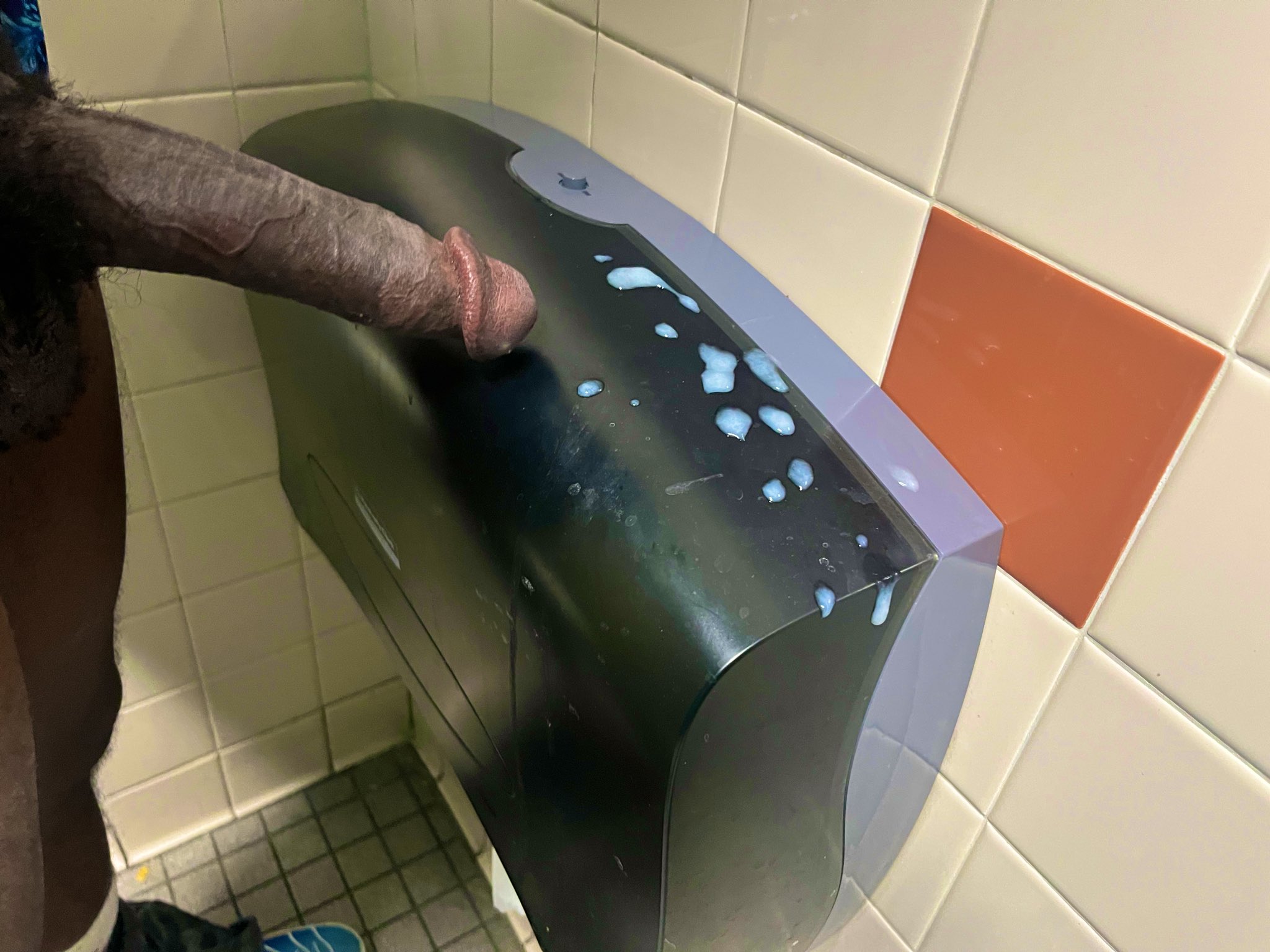 Gym Bathroom 🥜 https://t.co/VsYZfQSDXy