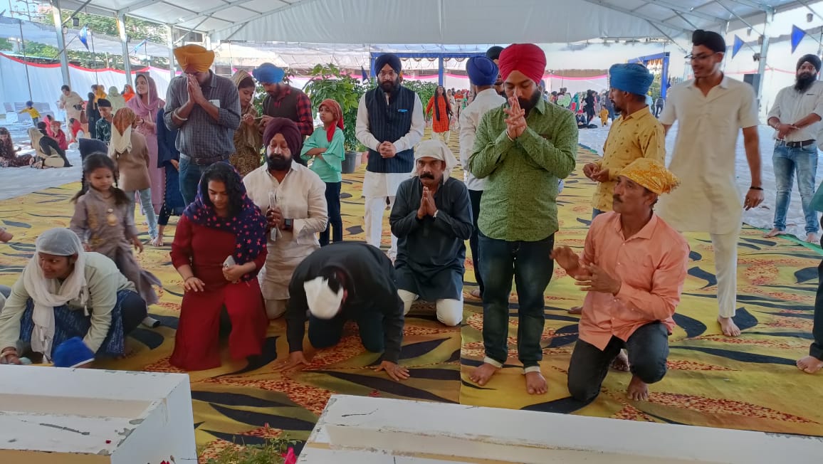 देह शिवा वर मोहि इहै शुभ करमन ते कबहूं न टरौ
खालसा कॉलेज में गुरु गोबिंद सिंह जी के प्रकाश उत्सव में माथा टेक का आशीर्वाद लिया।