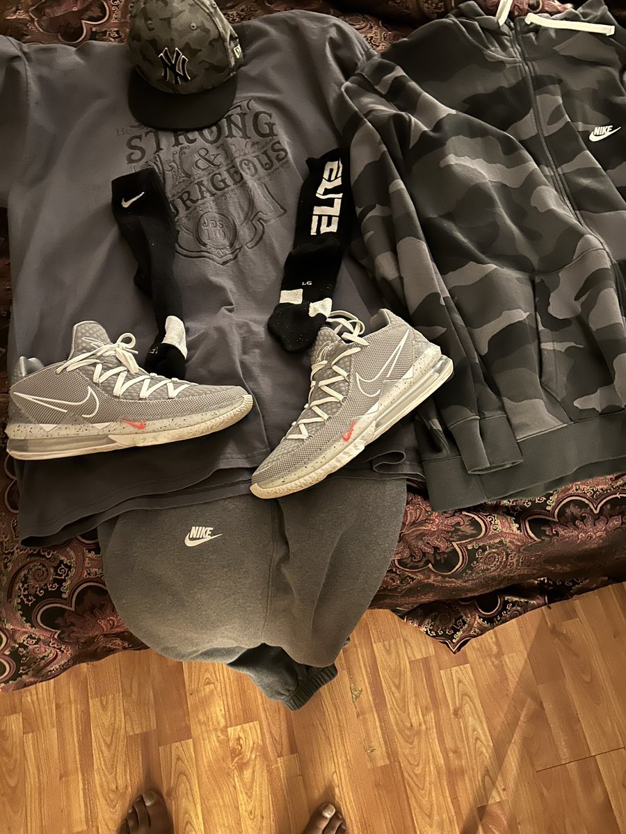 DaryleLSmith's tweet photo. Speaker Drip today
#Lebron17lows👟
#YankeeFit🧢
#Nike🧦 #StrongAndCourageous 👕@uncle_rjs
@Tyreatt @ahmiryoung
@FrshPhade
@KidFromTheX @CallMeCoachVP @LiCkMyJs @TheDon8708 @LexxDaTurtle @mdeeeeee_ @MagMr44 @CoachWes03 @ALilBitOfEryn @IngloriousGUIDO
@kp0pkicks https://t.co/2e7uKrZZVl