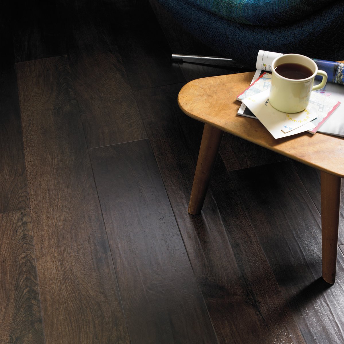 Winter Oak RL04 has lovely chocolate tones that add depth and sophistication to any room. The realistic grain and gently rippled surface have the texture and warmth of real wood. ❄️ #KarndeanLVT

Retailers: bit.ly/3CohtIt
A&amp;D: bit.ly/3FmOZkC