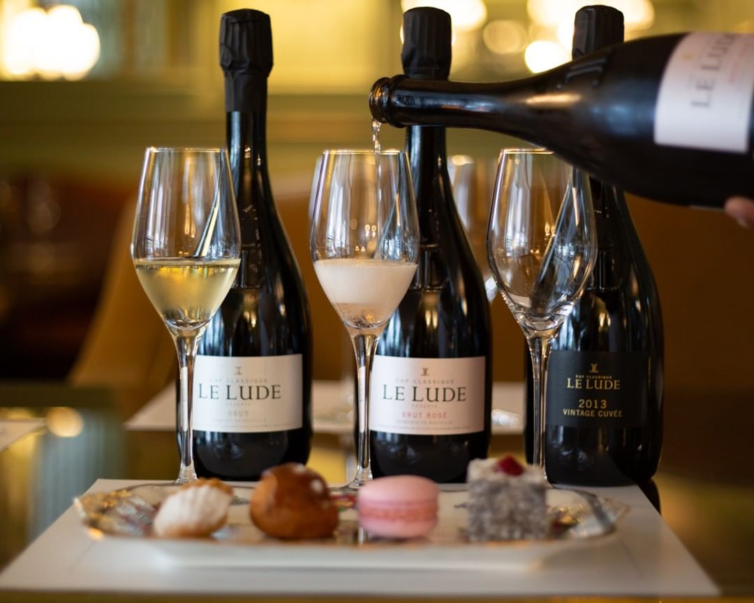 Franschhoek_SA's tweet photo. Afternoons spent with friends and family around this table will definitely be unforgettable. ✨
With the extravagant pairings at @LeLudeMCC Estate, you’re in store for a treat.
#Franschhoek #FranschhoekValley #DiscoverFranschhoek #LeLude #WineEstate #ValleyOfDreams https://t.co/sVFU43ayFy