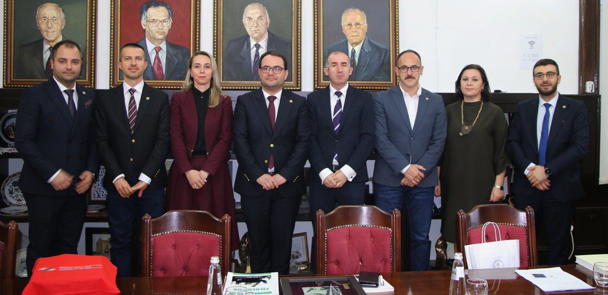 Rektori, prof. dr, Qerim Qerimi ka pritur në takim rektorin e Universitetit të Tetovës, prof. dr. Kushtrim Ahmeti. Të pranishëm ishin edhe prorektorë nga të dyja universitetet. 
Në këtë takim u diskutua rreth mundësive të bashkëpunimit ndëruniversitar. 
🔗uni-pr.edu/page.aspx?id=1…