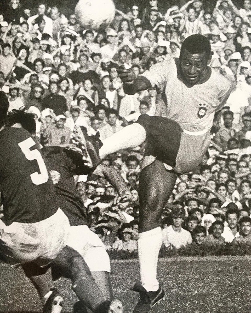 xeneize60's tweet photo. HA MUERTO EL REY!! 
El mejor de TODOS LOS TIEMPOS!! LEYENDA!! 
Ha muerto gran parte de mi fútbol!!
Descansa en paz PELÉ! https://t.co/yQbuNKnaSZ