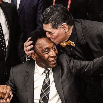 “Un día, espero que podamos jugar a la pelota juntos en el cielo”, escribió Pelé cuando falleció Diego.

Ese día ha llegado. 💔⚽️