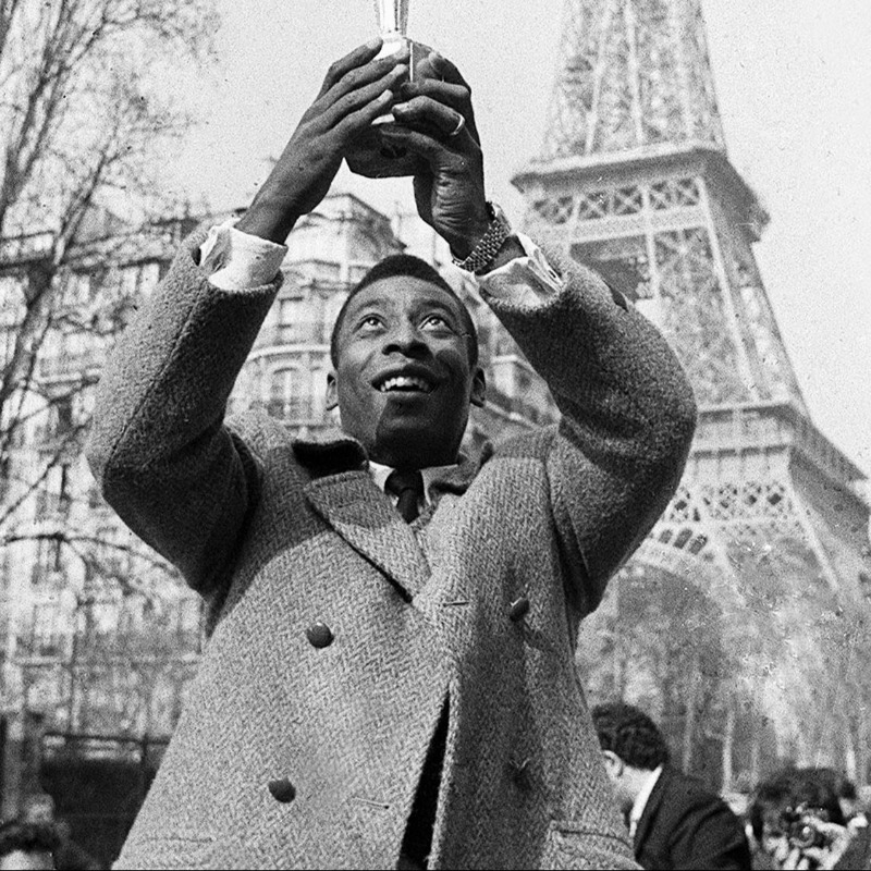 PSG_inside's tweet photo. Pelé nous a quittés ce jeudi 29 décembre. Le Paris Saint-Germain présente ses sincères condoléances à la famille, aux proches et aux nombreux amis du Brésilien. ❤️💙