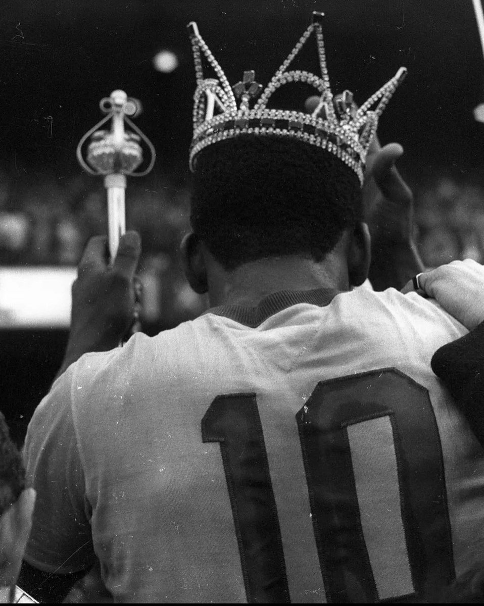 Que descanse o MAIOR de todos 😔 
.
.
REI PELÉ 🖤🙏🏽👑 <a href="/Pele/">Pelé</a>