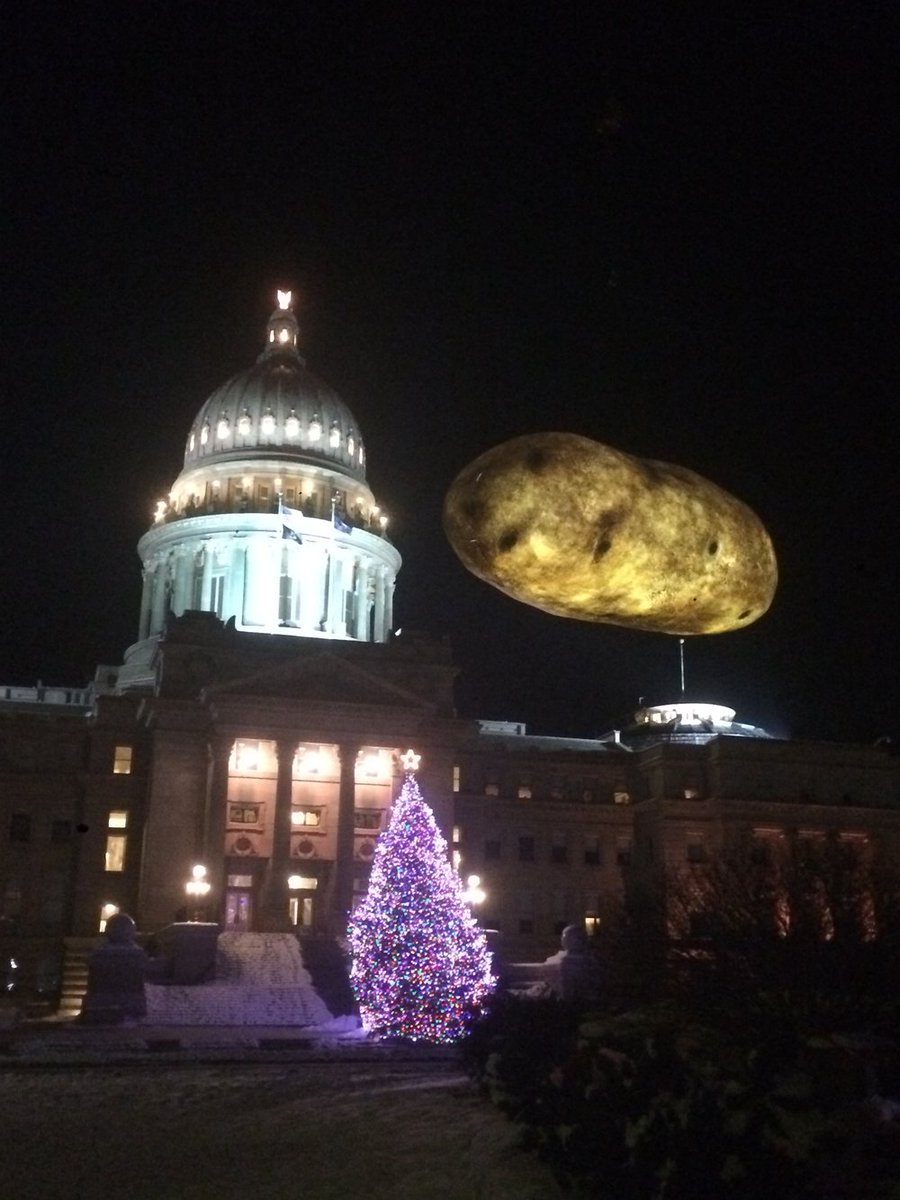 AprilMac's tweet photo. In Idaho, we call this @IdahoPotatoDrop season as we transition out of Xmas! Watch it on @CNN too #Itglows #spudfun #itsthesizeofabus https://t.co/HlPvAP7a7R