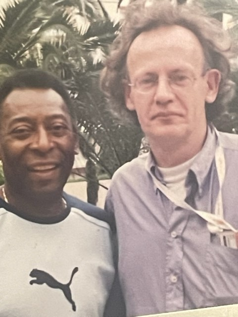 Twee keer in Cannes mogen interviewen; Pelé, de allergrootste aller tijden. Aardige man, vol anekdotes (zoals zijn mooiste goal waarvan de opnamen bij een brand verloren gingen) en verbaal veel meer begaafd dan die oplichters uit Argentinië.