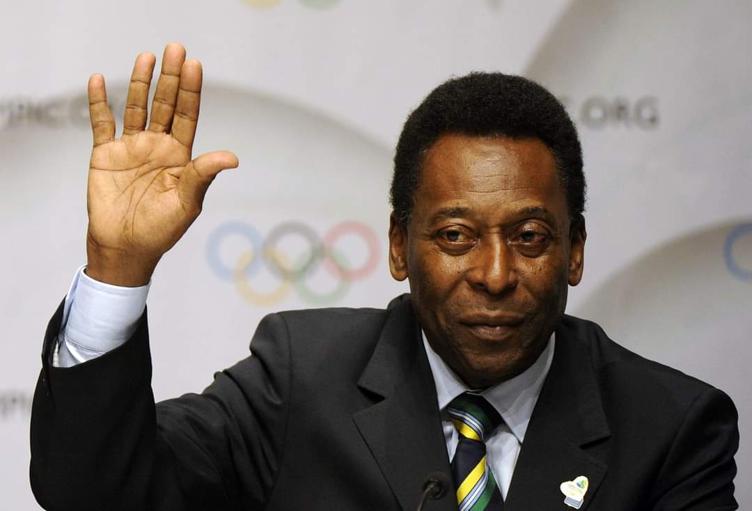 GMAUMO's tweet photo. The #Brasilian legend has gone..  RIP #Pele ... 3 world cup wins  #Nacismento #Brasil #talkwithbecky #rain https://t.co/Wj943kYVek