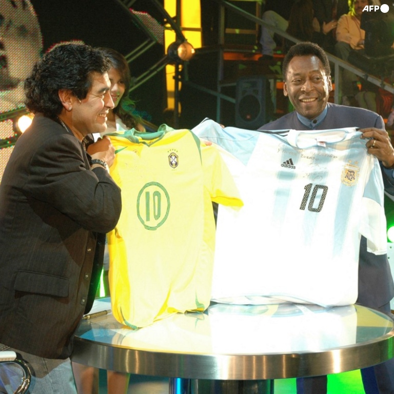 InvictosSomos's tweet photo. La pelota NUNCA los olvidará.

Gracias por tanto fútbol, genios.

QEPD. Diego Armando Maradona y Pelé.

SON ETERNOS. https://t.co/UpPPT1rsTX
