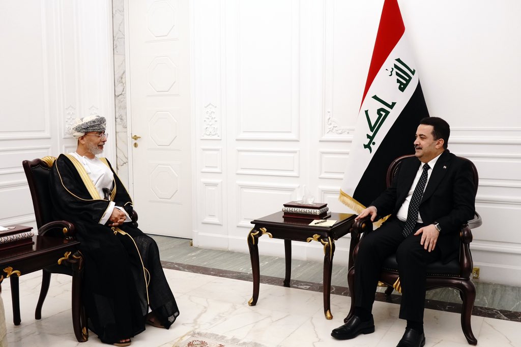 رئيس مجلس الوزراء <a href="/mohamedshia/">محمد شياع السوداني</a> يستقبل سفير سلطنة عُمان لدى العراق السيد حامد بن أحمد عيدروس.

وأكد السيد السوداني حرص العراق على إدامة العلاقات المتوازنة مع الدول العربية الشقيقة ودول المنطقة، مشيراً إلى عمق العلاقات مع سلطنة عُمان والتطلع إلى تطويرها، بما يعزز مصالح شعبيهما.