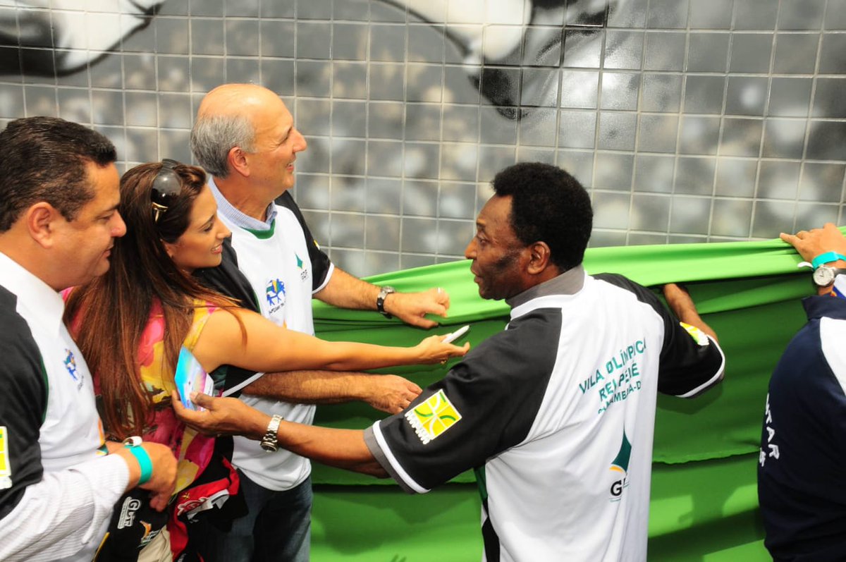 Um homem, uma bola e o mundo inteiro se rendeu ao seu talento. 
Um gênio, um herói, um artista do esporte.
Tudo é pouco para definir Pelé!
Imortal o nosso rei do futebol.
#luto #reipele