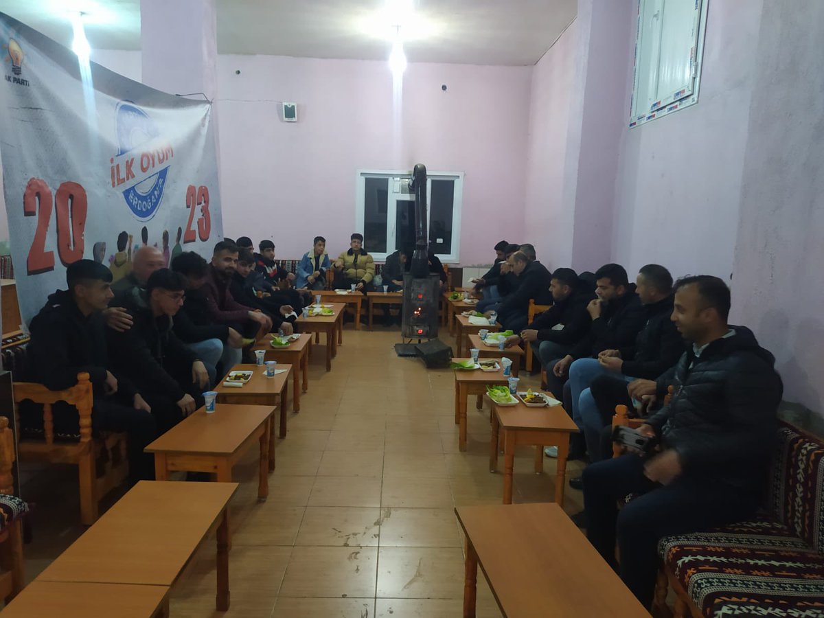 akgencliksavur's tweet photo. Başkavak mahallemizde ilk defa oy kullanacak gençlerimizle bir araya geldik. #MardinİlkOyumİlkHeyecanım 
@TarikAtli47 
@YUSUFSALTIK_ https://t.co/DvsKhjjO5u