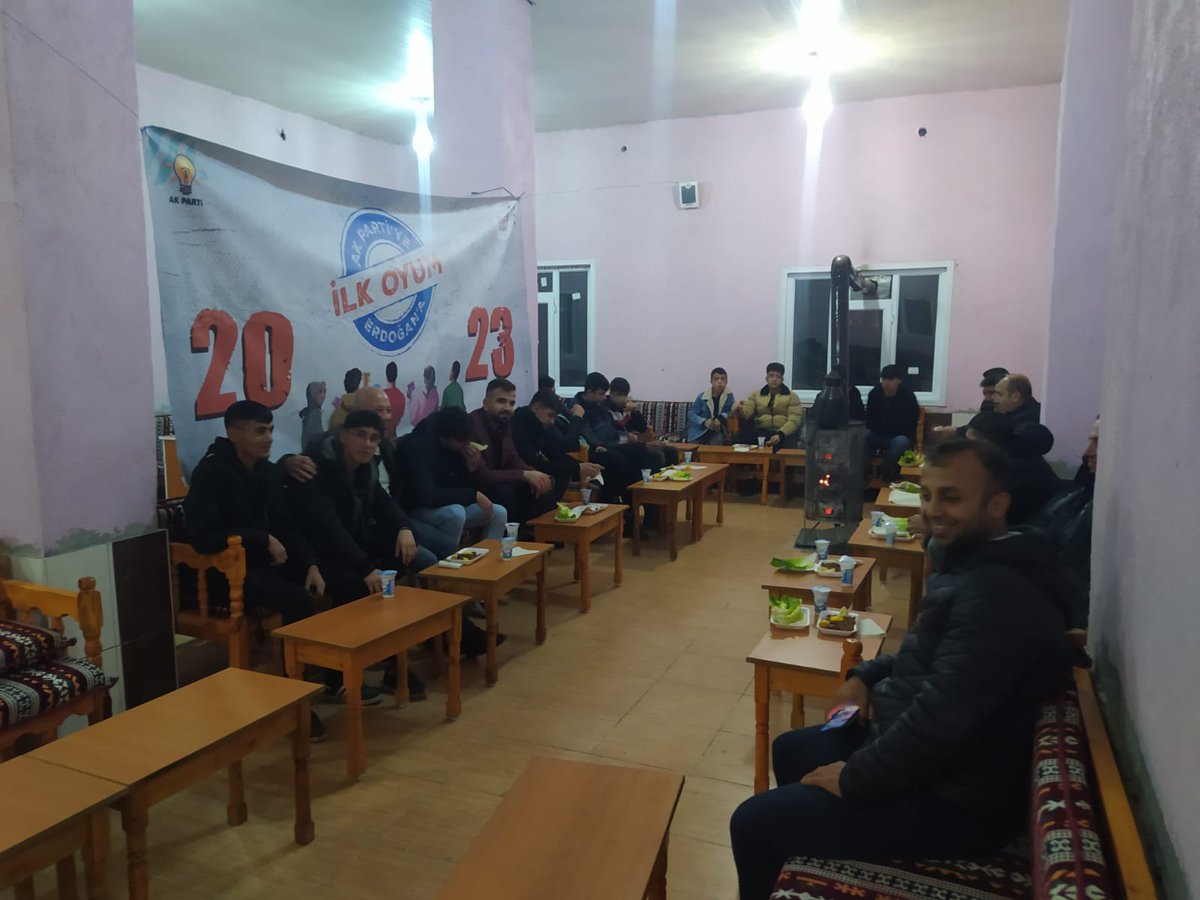 akgencliksavur's tweet photo. Başkavak mahallemizde ilk defa oy kullanacak gençlerimizle bir araya geldik. #MardinİlkOyumİlkHeyecanım 
@TarikAtli47 
@YUSUFSALTIK_ https://t.co/DvsKhjjO5u