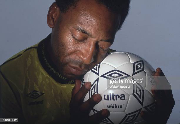 LCAParis's tweet photo. #PELE ( 1940-29.12.2022) Le roi du #Football ❤️🫶⚽️
#XXEmeSiecle #RIP
#LAmourDuFootBall #LException #LeRoiPelé #Brésil https://t.co/C4hPziEkI1