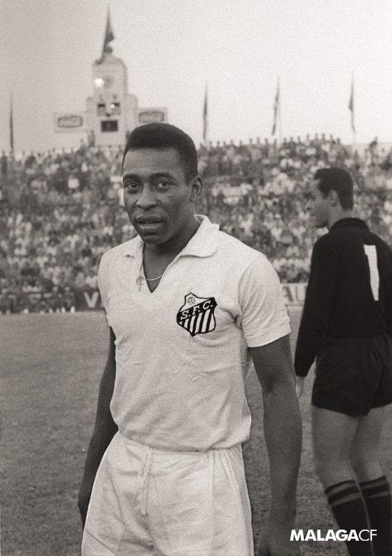 El mundo del fútbol está de luto por la pérdida del mito Edson Arantes do Nascimento, PELÉ.

En 1967 vino a jugar a La Rosaleda un Trofeo Costa del Sol con el Santos FC de su país, Brasil. Ya había ganado dos de los tres Mundiales que lo coronaron como 'O Rei do Futebol'.

D.E.P.