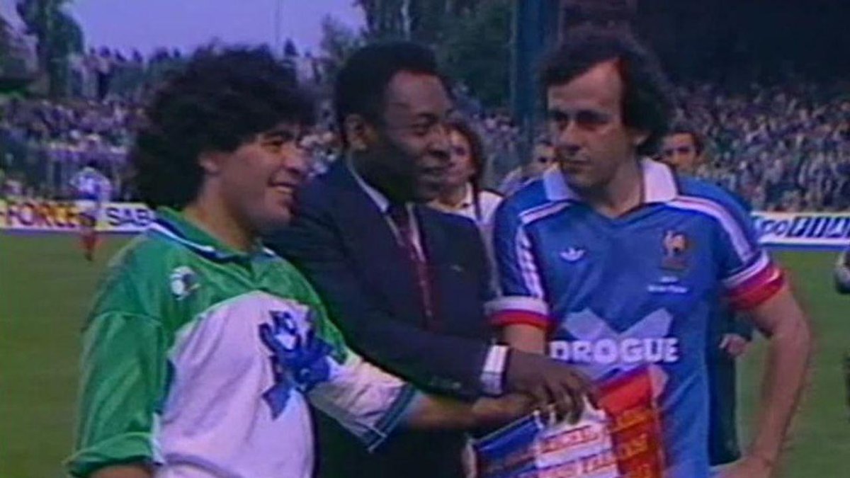 TF1Info's tweet photo. 🔴 Mort de Pelé : l'histoire de sa photo légendaire avec Maradona et Platini https://t.co/jpswywu5qV https://t.co/ODcjf6ajRI