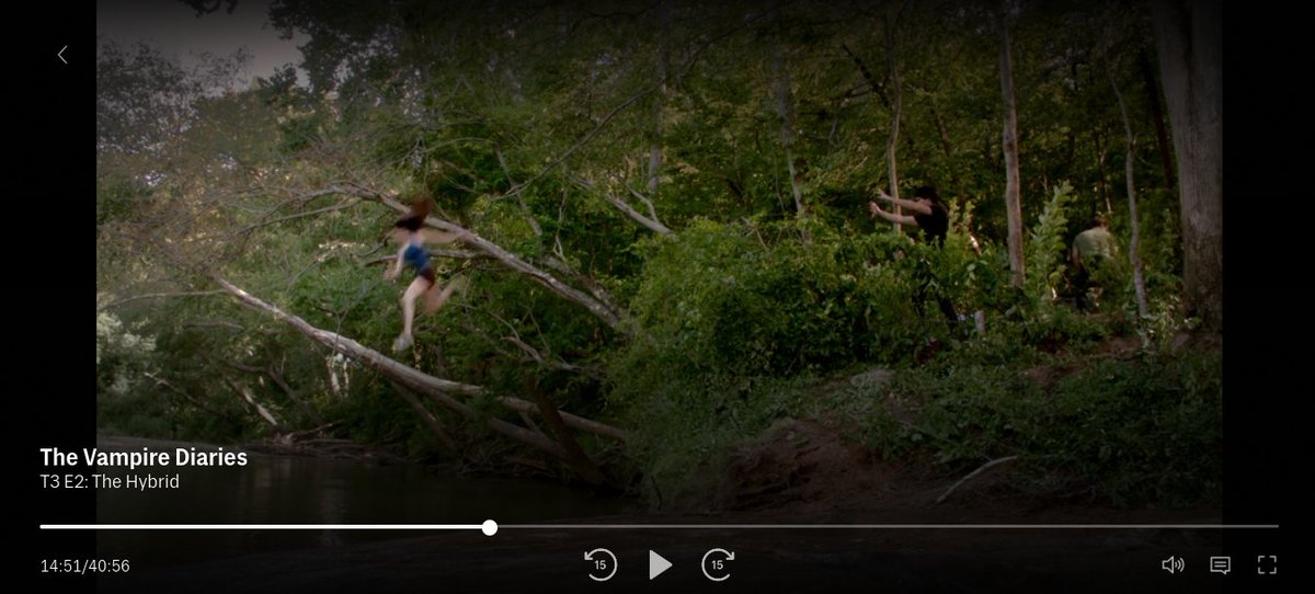 Que gracioso ver como Damon tira a Elena al rio, se pudo morir o algo así con tremenda caída.