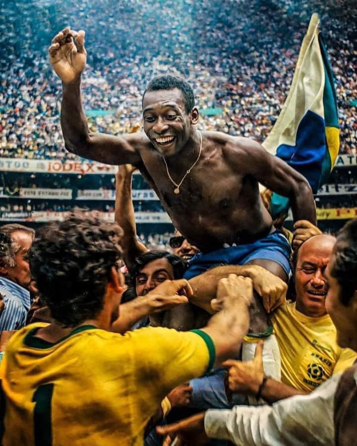 GiorgiaMeloni's tweet photo. Grazie al suo estro e alla sua classe è riuscito a lasciare il segno anche nelle generazioni che non hanno avuto la fortuna di vederlo giocare. Oggi tutto il mondo piange una leggenda di nome Pelè. https://t.co/gIHUYaAAQp