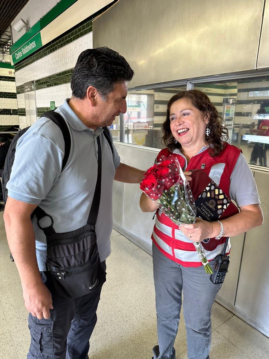 metrodesantiago's tweet photo. Estimados Pasajeros ❤️

Hoy es el último turno de nuestra jefa de estación Amanda Flores, en estación Carlos Valdovinos, Tras 44 años de servicio en Metro de Santiago, siendo el único trabajo de su vida laboral. https://t.co/4C7JcsgSFa