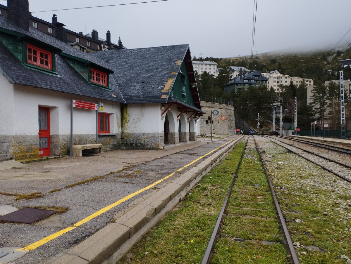 tonisolano's tweet photo. Después de años, he vuelto a la estación de tren de Navacerrada. ¡Qué tristeza y qué vergüenza! En cualquier país europeo, sería un foco turístico de primera, con trenes llenos y negocios alrededor. Solo he visto decadencia y suciedad. Y una estación cerrada en plenas fiestas 😢 https://t.co/9t5WtpFTDW