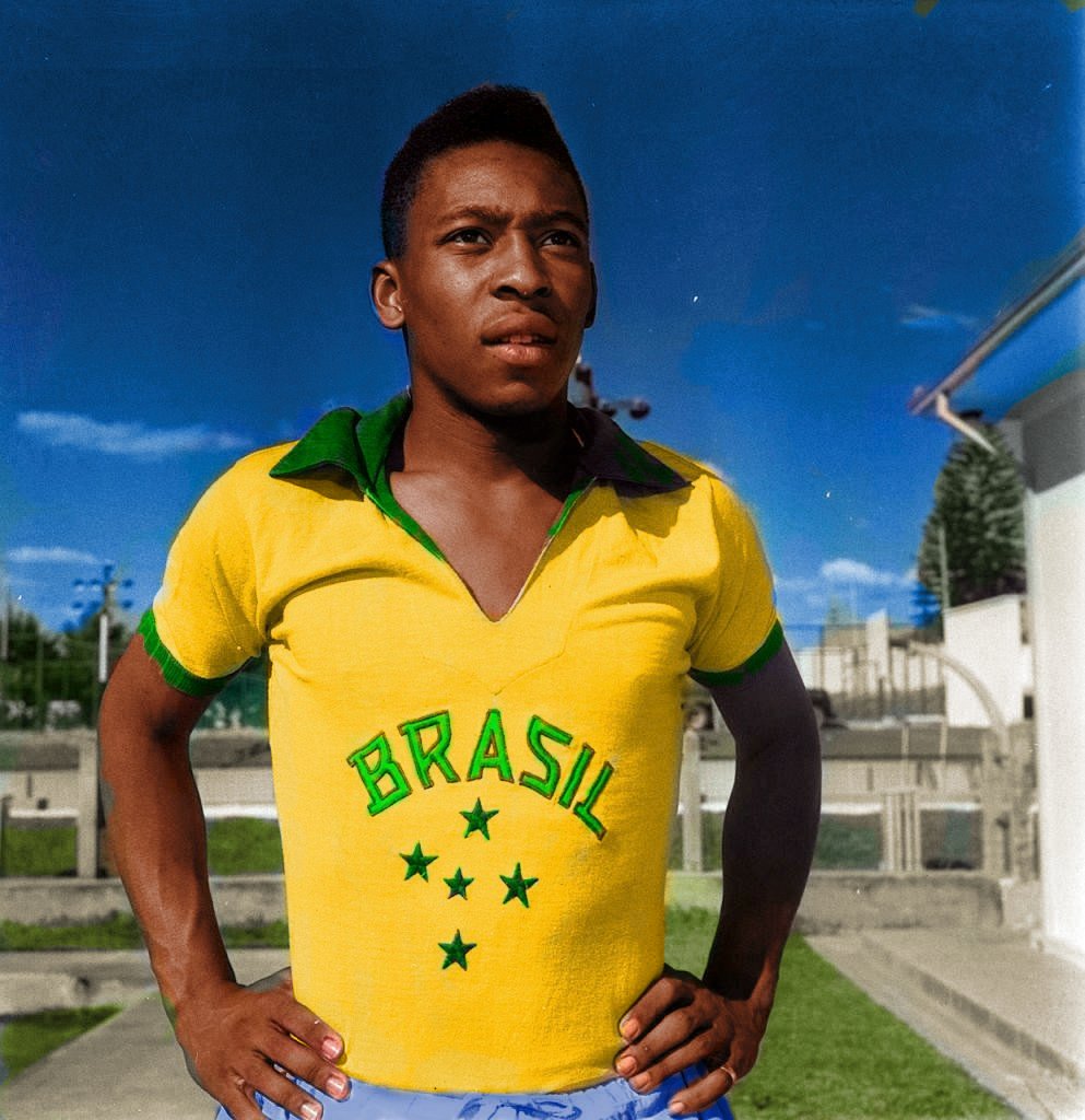 BrasileiraoPlay's tweet photo. 👑O’REI POR SIEMPRE💚💛

Pelé, el mejor futbolista de todos los tiempos. Un repaso de la vida del astro brasileño para honrar su memoria. Los inicios en @SantosFC, su paso por @CBF_Futebol, el porqué de su apodo, su vida post retiro.

⬇️ Todo eso y más en este 🧵

#PeléEterno https://t.co/nd3rObHJA7